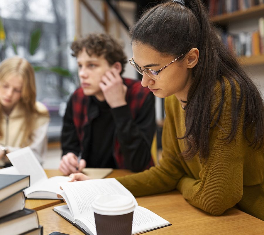 euroaula-students-working-study-group