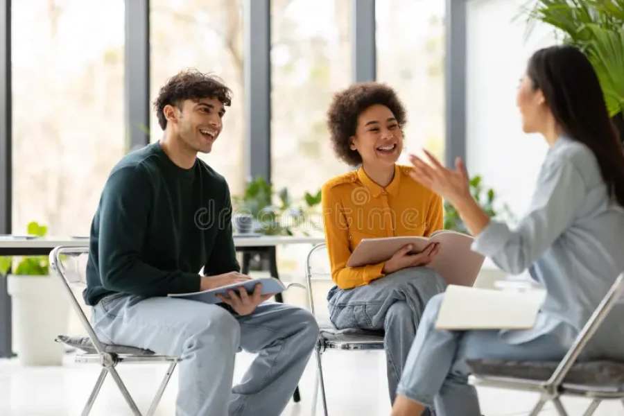 feliz-estudiante-universitario-diverso-trabajando-juntos-en-un-proyecto-de-estudio-aula-universitaria-sentado-sillas-círculo-284492718