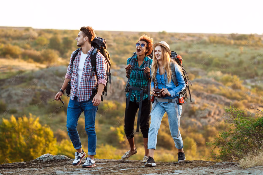 jovenes-viajeros-alegres-mochilas-sonriendo-caminando-canon_176420-4226