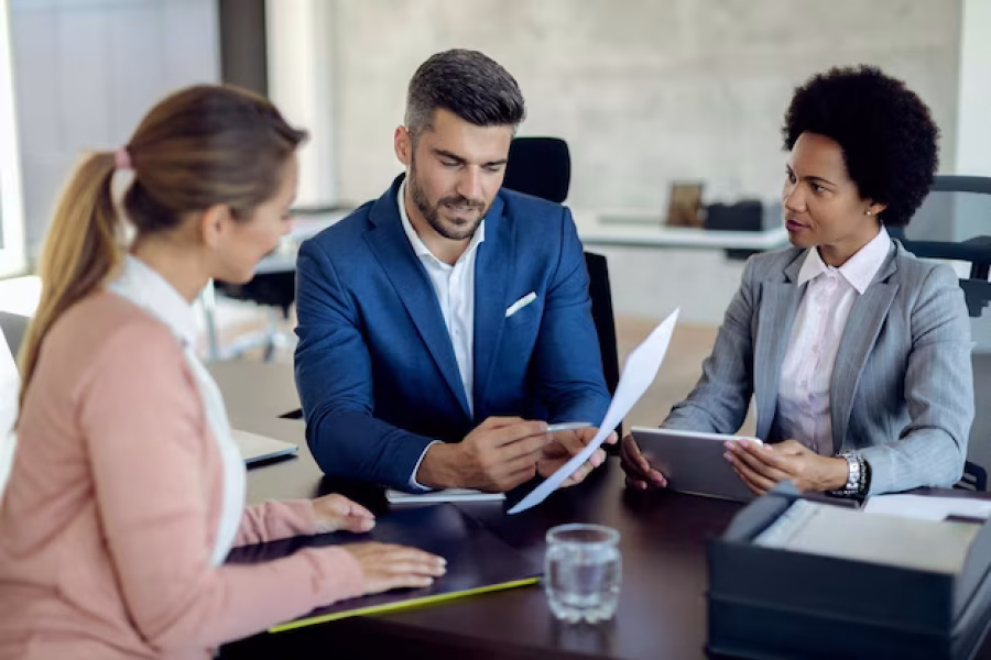 miembros-equipo-recursos-humanos-que-tienen-entrevista-trabajo-candidato-potencial-oficina_637285-8916