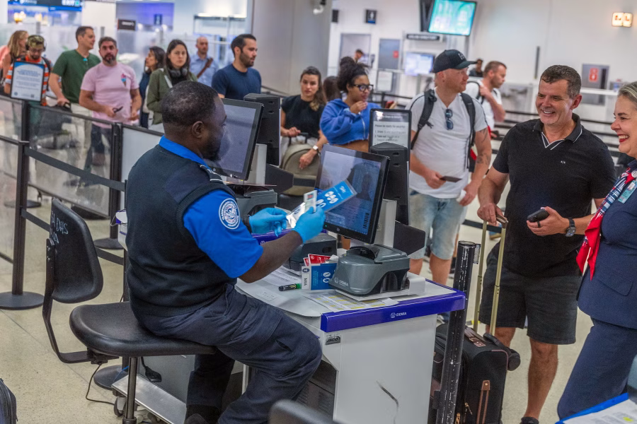 us-news-miami-customs-encounters-mi